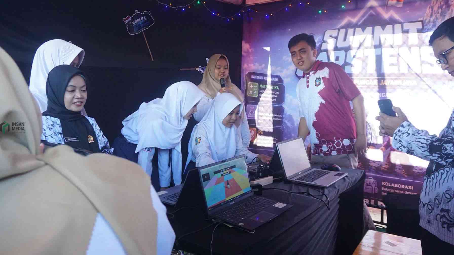 Belajar Coding Jadi Cara Baru Sekolah Tarik Minat Siswa di Kota Blitar Ketua PGRI Kota Blitar M. Asari saat Memantau Siswa Belajar Coding