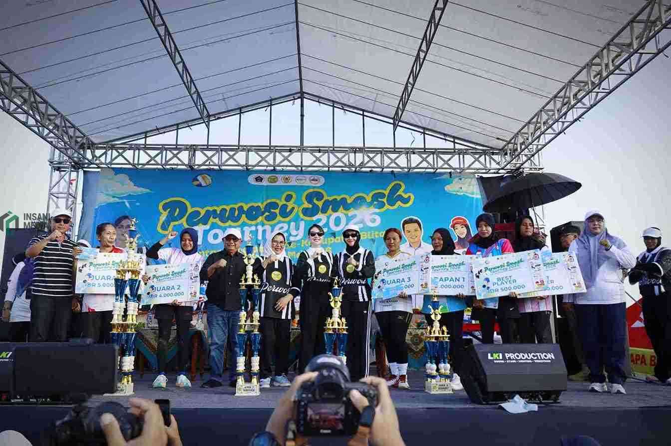Ketua Perwosi Jawa Timur Arumi Bachsin Dardak Menghadiri Perwosi Penutupan Lomba Bola Voli Perwosi Smash Tourney 2026 di Desa Wonodadi Kecamatan Wonodadi Kabupaten Blitar