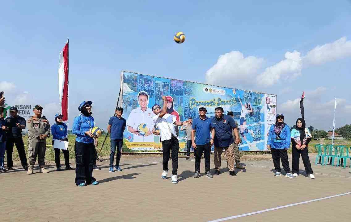 Ketua Umum KONI Kabupaten Blitar Beky Herdihansah Membuka Perwosi Perwosi Smash Tourney 2026