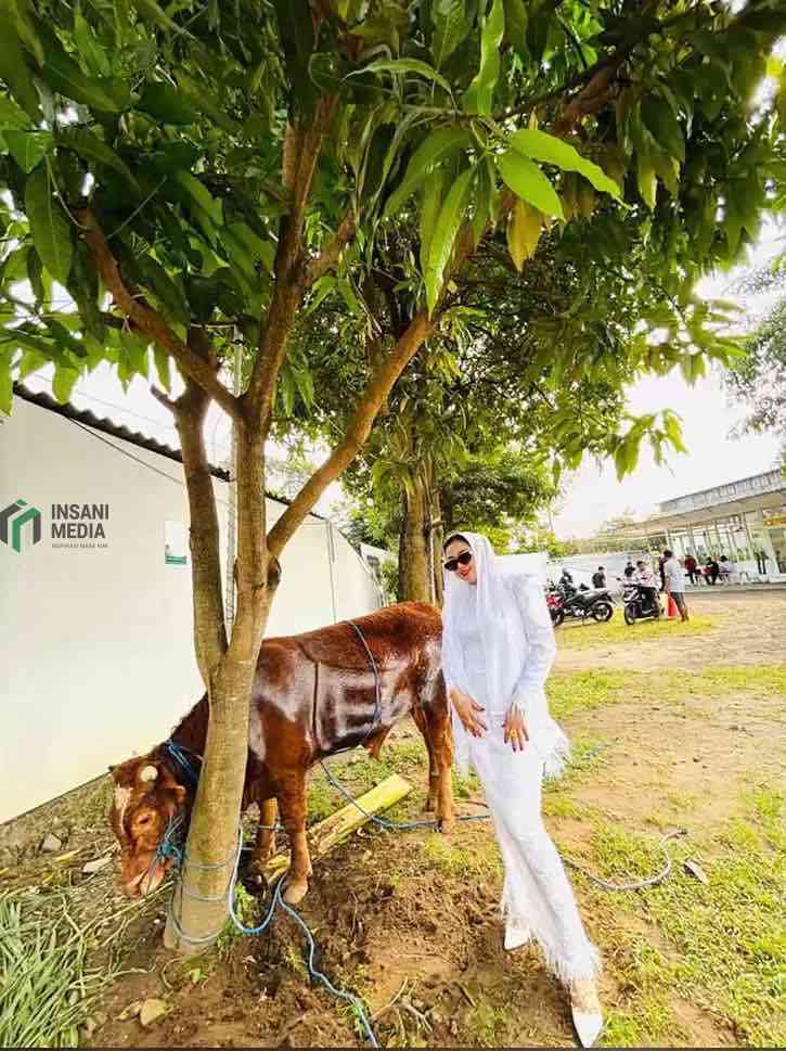 Ketua Yayasan Mega Makmur Mulya Mega Selvia Bersama Hewan Kurbannya