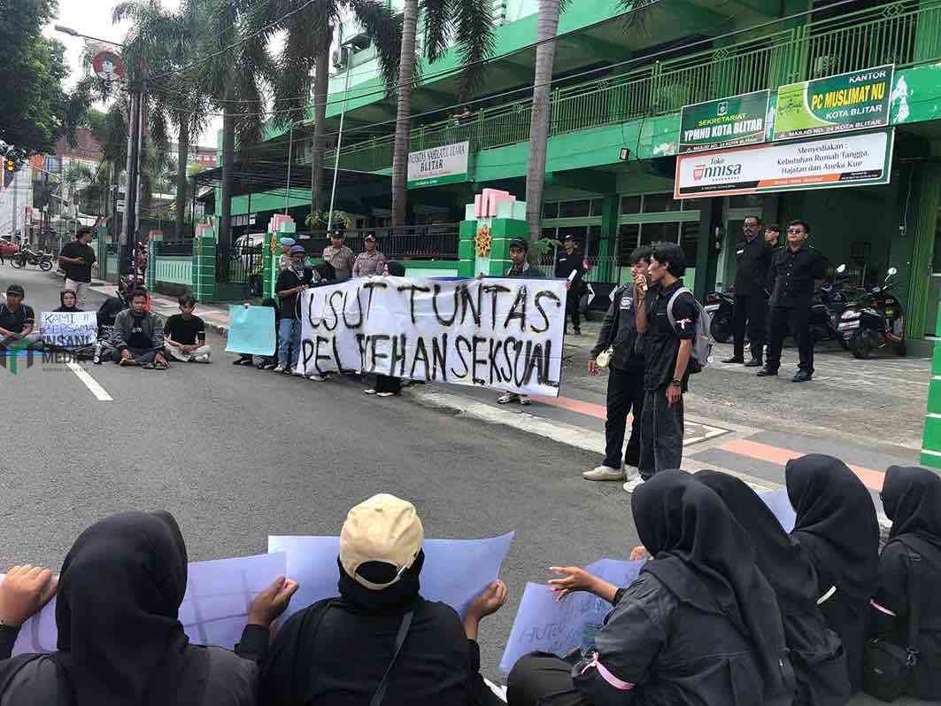 PMII Ultimatum Kampus Pecat Dosen UNU Blitar Terduga Pelecehan Mahasiswa yang tergabung dalam PMII Menggelar Aksi Demonstrasi di Depan Kantor UNU Blitar Menuntut Dosen Terduga Pelecehan Dipecat