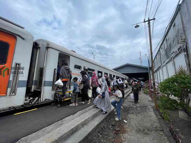 Penumpang Kereta Api di Stasiun Blitar