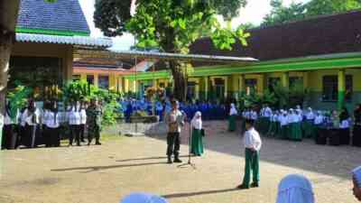 Polisi Blitar Masuk Sekolah Tekankan Anti Bullying