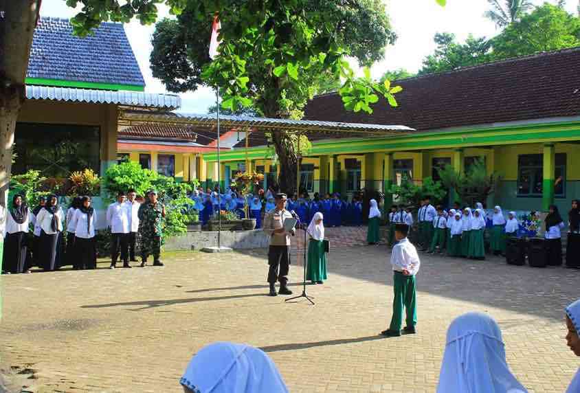 Polisi Masuk Sekolah di MI Soso Gandusari Tekankan Anti Bullying