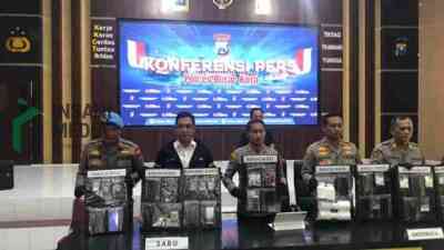 Satreskoba Polres Blitar Kota Menunjukkan Barang Bukti Ungkap Narkoba