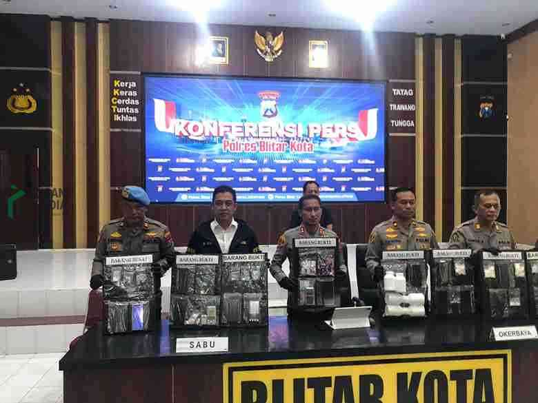 Satreskoba Polres Blitar Kota Menunjukkan Barang Bukti Ungkap Narkoba