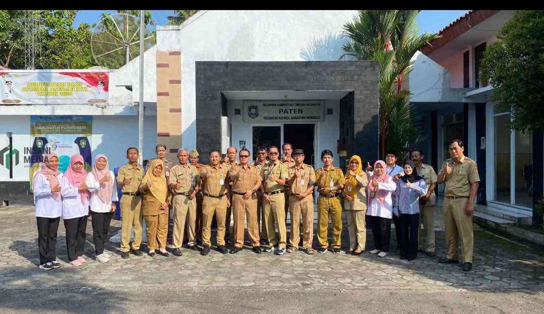 Seluruh Pegawai Kecamatan Ngombol saat Melepas Adi Pawoko S.STP . M.Si . menjadi Kepala Bagian Protokol dan Komunikasi Pimpinan Sekretariat Daerah Kabupaten Purworejo