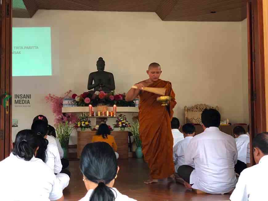 Umat Budha di Blitar Merayakan Hari Raya Waisak