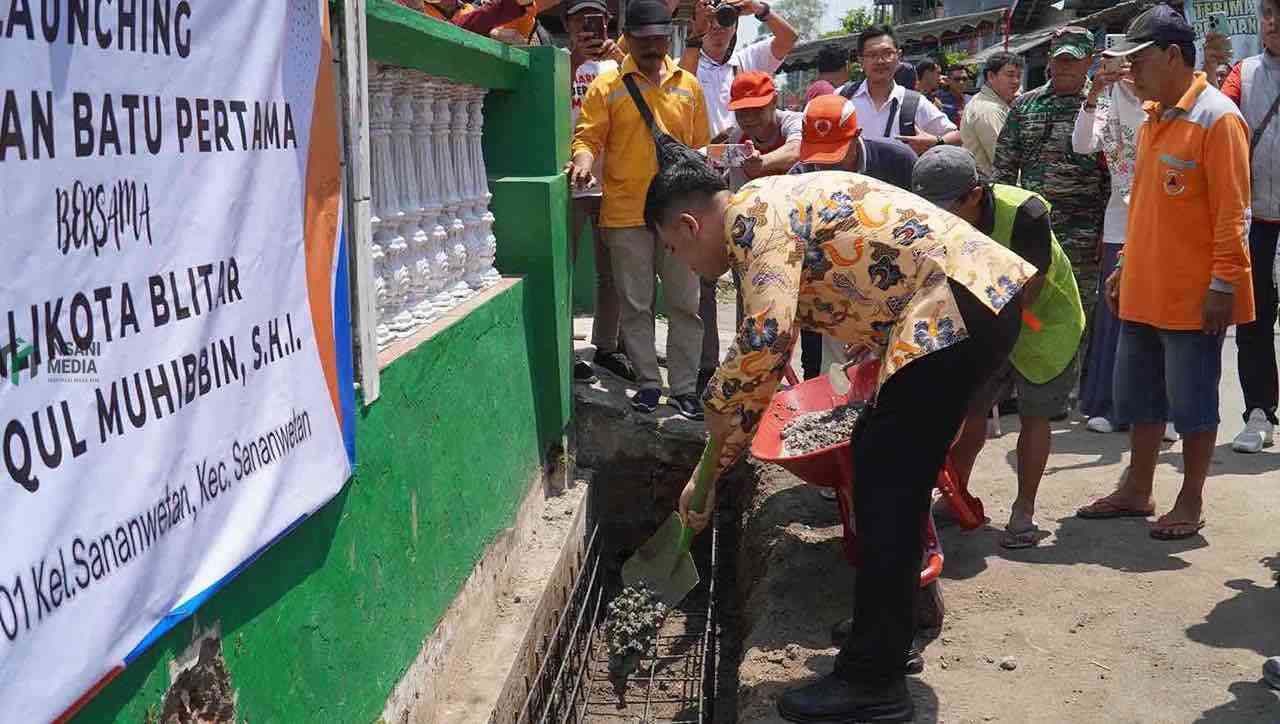 Rekrut 48 Pendamping Karya Mas, Pemkot Blitar Tawarkan Gaji Rp3 Juta Wali Kota Blitar Syauqul Muhibbin saat Meresmikan Program Pokmas Kelurahan Sananwetan Kecamatan Sananwetan Kota Blitar