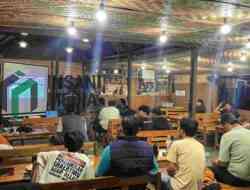 Pecah! Puluhan Penggila Bola Begadang Nobar Prancis vs Norwegia di Warkop Keraton Blitar