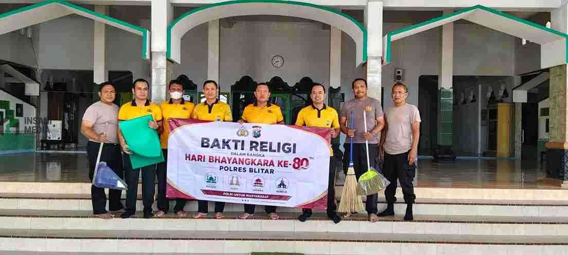 Anggota Polres Blitar Gelar Bhakti Religi Kerjabakti di Tempat Ibadah Menjelang Hari Bhayangkara ke 80