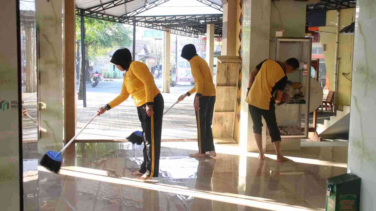 Polres Kebumen Gelar Bakti Religi Sambut Hari Bhayangkara Ke-80 Anggota Polres Kebumen Gelar Bhakti Religi Kerja Bakti di Tempat Ibadah Sambut Hari Bhayangkara ke 80
