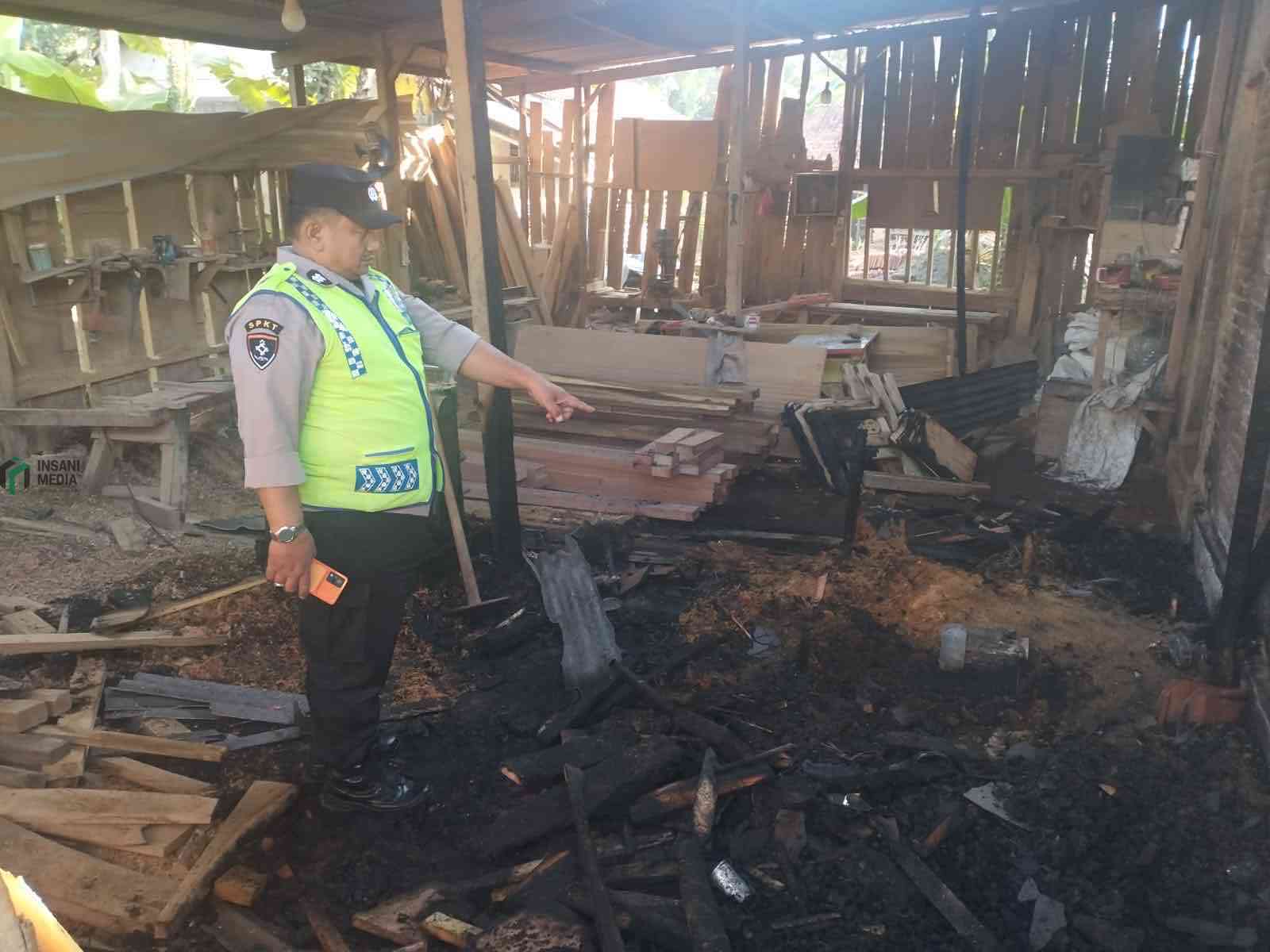 Anggota Polres Kebumen Menunjukkan Kebakaran Bengkel Kayu di Desa Kebadongan Kecamatan Klirong Kabupaten Kebumen