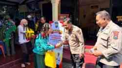 Anggota Polrsek Talun Polres Blitar Membagikan Sembako untuk Warga