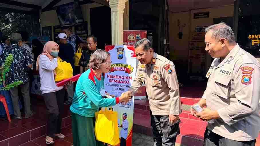 Anggota Polrsek Talun Polres Blitar Membagikan Sembako untuk Warga