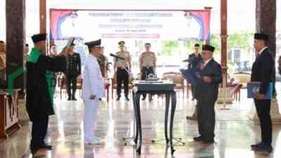 Bupati Blitar Rijanto Melantik Teguh Hariyanto Sebagai Kepala Desa Jambewangi Kecamatan Selopuro