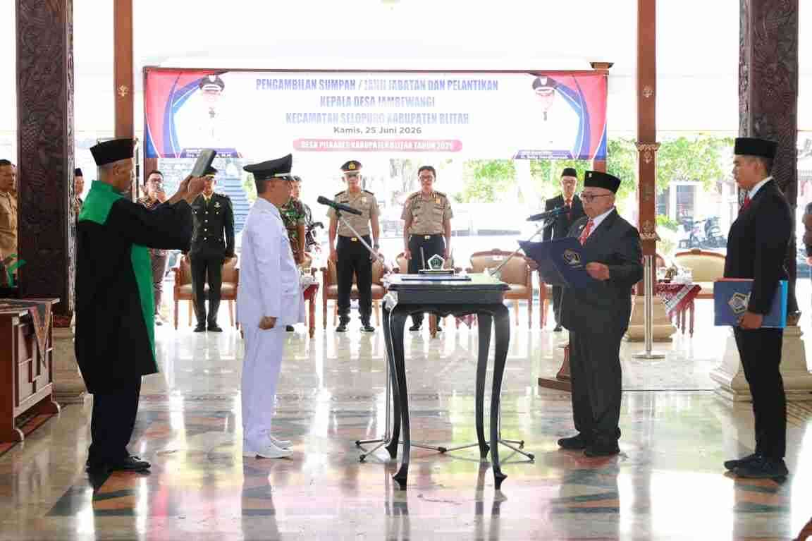 Bupati Blitar Rijanto Melantik Teguh Hariyanto Sebagai Kepala Desa Jambewangi Kecamatan Selopuro