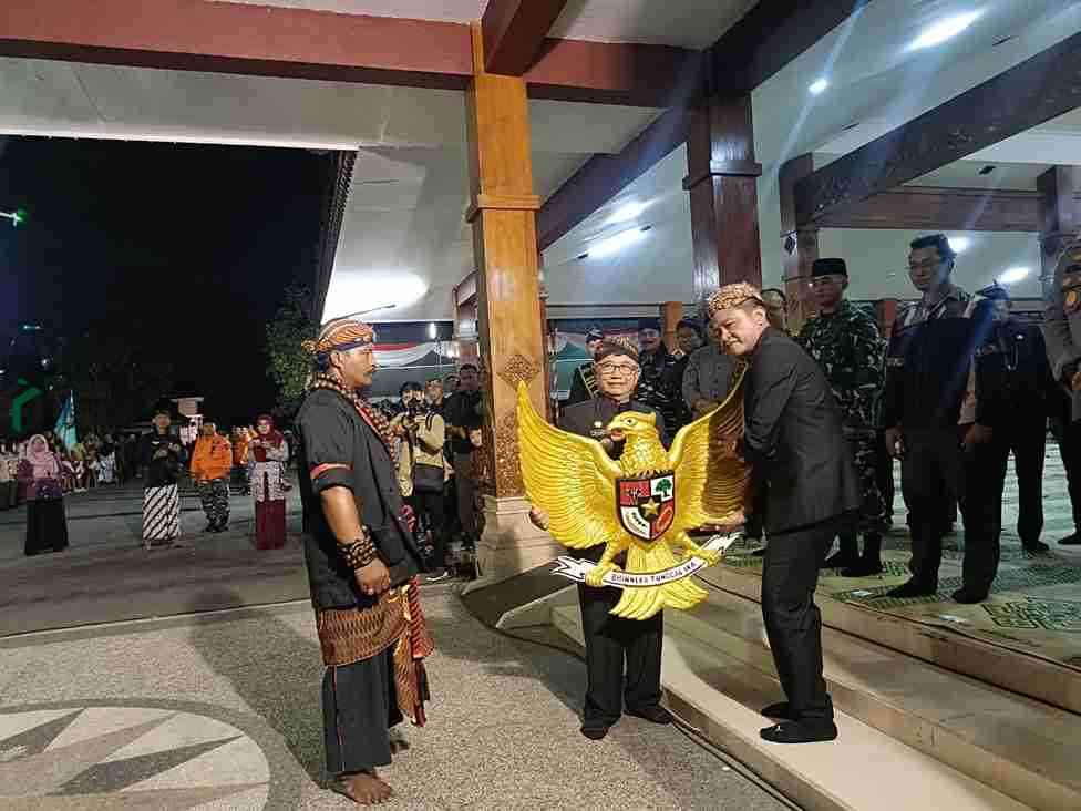 Bupati Blitar Rijanto dan Wakil Bupati Blitar Beky Herhihansah saat Brokohan Pancasila di Alun Alun Kanigoro