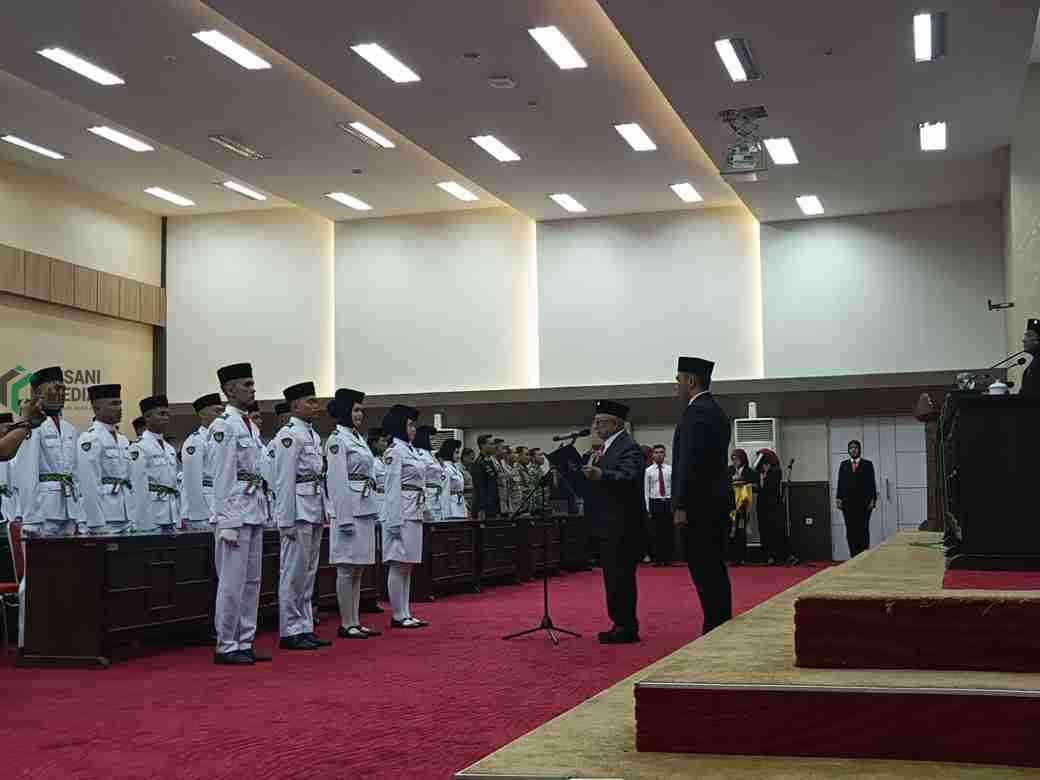 Bupati Blitar saat Pembubaran Paskibraka Kabupaten Blitar 2025