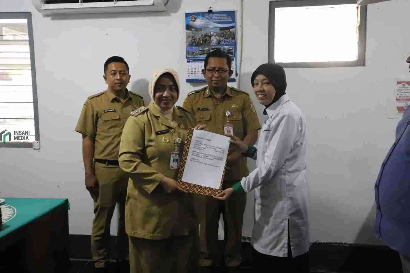 Pemkab Purworejo Salurkan Hibah Rp150 Juta untuk Empat Ormas Bupati Purworejo Yuli Hastuti Menyerahkan Hibah ke Ormas