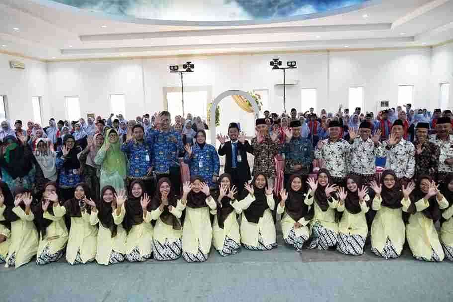 Bupati Purworejo Hadiri Wisuda SD Muhammadiyah Kemiri, Tekankan Akhlak dan Karakter pada Anak-anak Bupati Purworejo Yuli Hastuti menghadiri acara wisuda kelulusan Angkatan ke 6 SD Muhammadiyah Kemiri di Hotel Plaza Purworejo