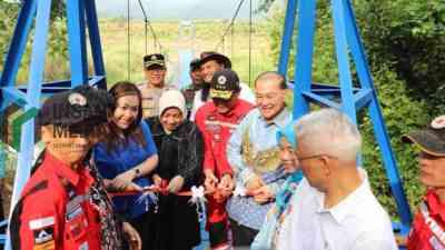 Bupati Purworejo Yuli Hastuti meresmikan Jembatan Gantung Sungai Semawung yang menghubungkan Desa Semawung dengan Dusun Sucen