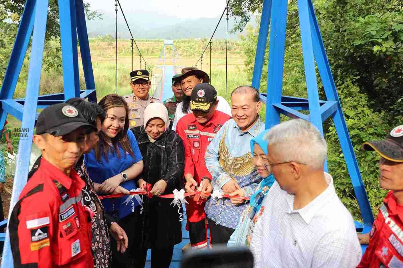 Bupati Purworejo Yuli Hastuti meresmikan Jembatan Gantung Sungai Semawung yang menghubungkan Desa Semawung dengan Dusun Sucen