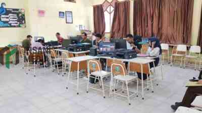 Calon Siswa Didik saat Mengikuti Pendaftaran SMA di Blitar