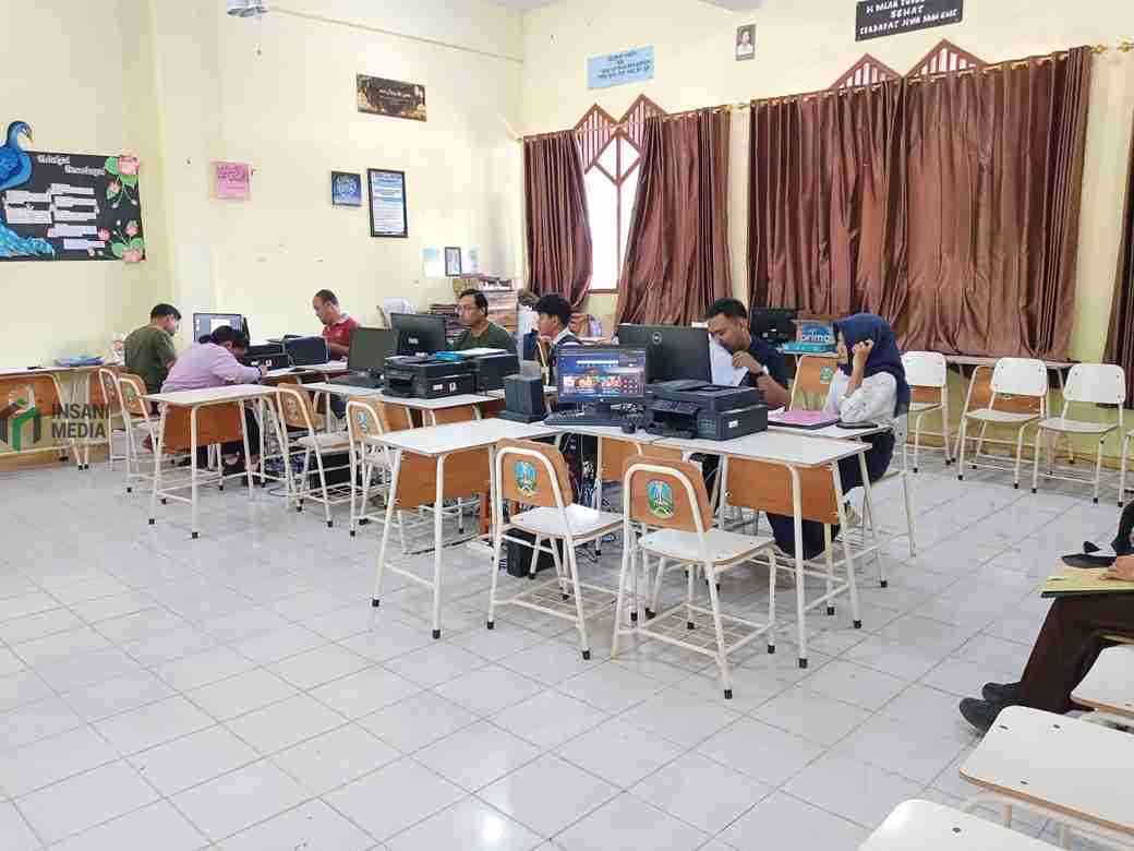 Calon Siswa Didik saat Mengikuti Pendaftaran SMA di Blitar