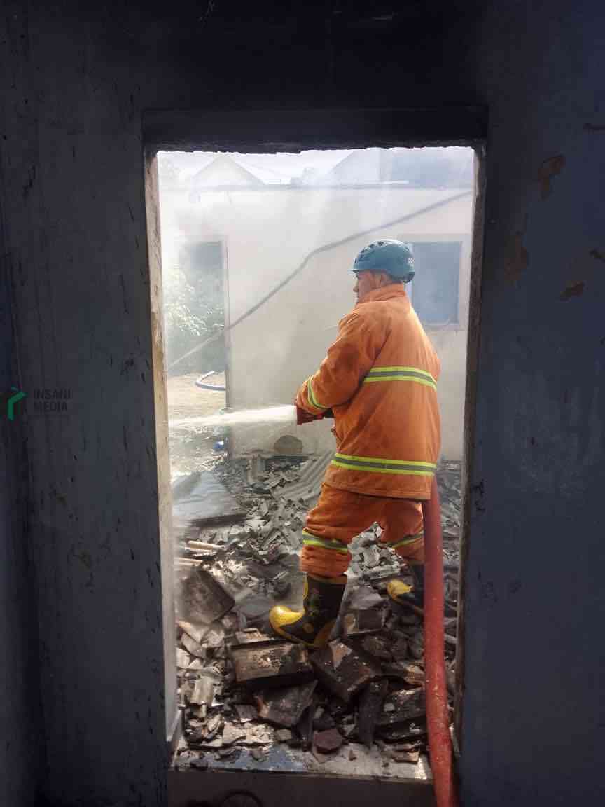 Damkar Kabupaten Blitar Memadamkan Api yang Membakar Dapur Rumah Milik Nanik Indrawati 42 warga Dusun Ringinrejo RT 01 RW 09 Desa Karangrejo Kecamatan Garum Kabupaten Blitar