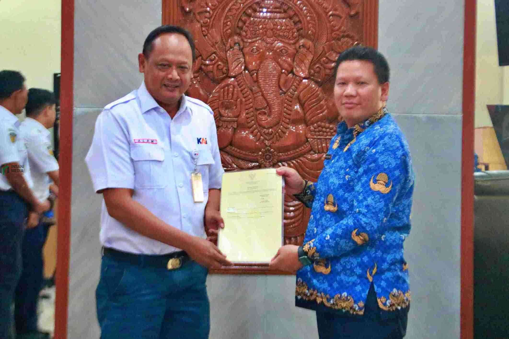 KAI Daop 7 Madiun Terima 23 Sertipikat Elektronik dari BPN Kabupaten Kediri, Senilai Rp52,2 Miliar Deputy Daop 7 Madiun Alam Prasetyo Menerima Sertifikat Elektronik dari Kepala Kantor Pertanahan Kabupaten Kediri Junaedi S. Hutasoit