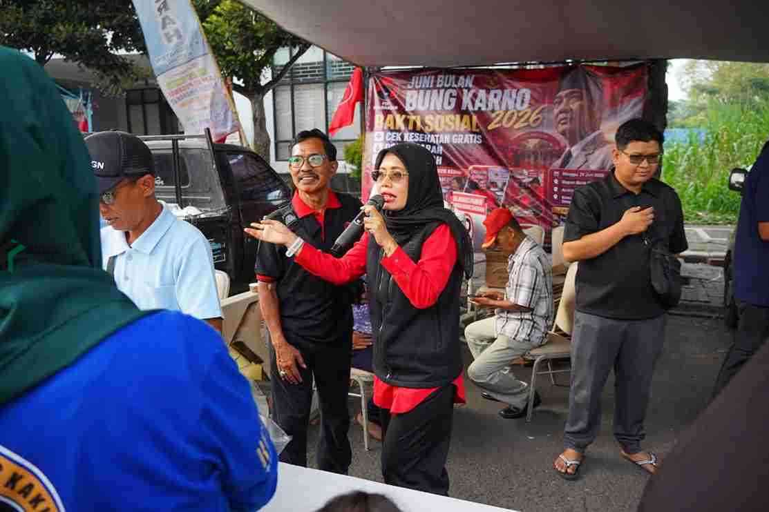 Dewan Pimpinan Cabang DPC PDI Perjuangan Kabupaten Kediri mengadakan kegiatan bakti sosial dalam rangka Peringatan Bulan Bung Karno di kawasan Car Free Day CFD Simpang Lima Gumul
