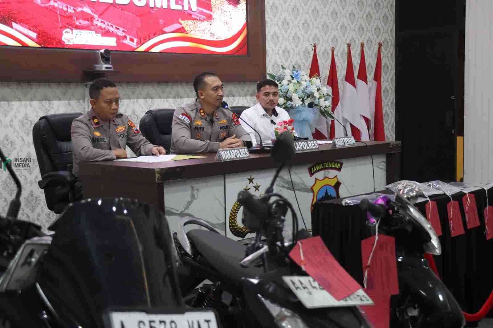 Kapolres Kebumen AKBP I Putu Bagus Krisna Purnama Bersama Barang Bukti Motor Hasul Pencurian