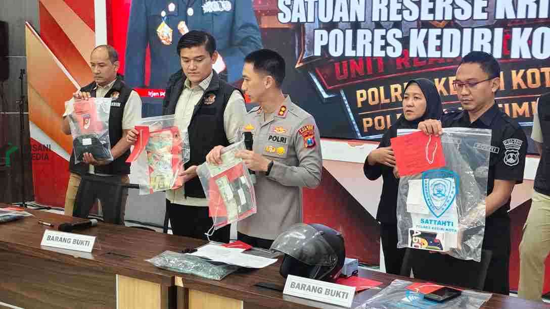 Beraksi di 13 Lokasi, Spesialis Pecah Kaca Asal Bogor Dibekuk Polres Kediri Kota Kapolres Kediri Kota AKBP Dr. Anggi Saputra Ibrahim S.H. S.I.K. M.H. Menunjukkan Barang Bukti Pelaku Pecah Kaca