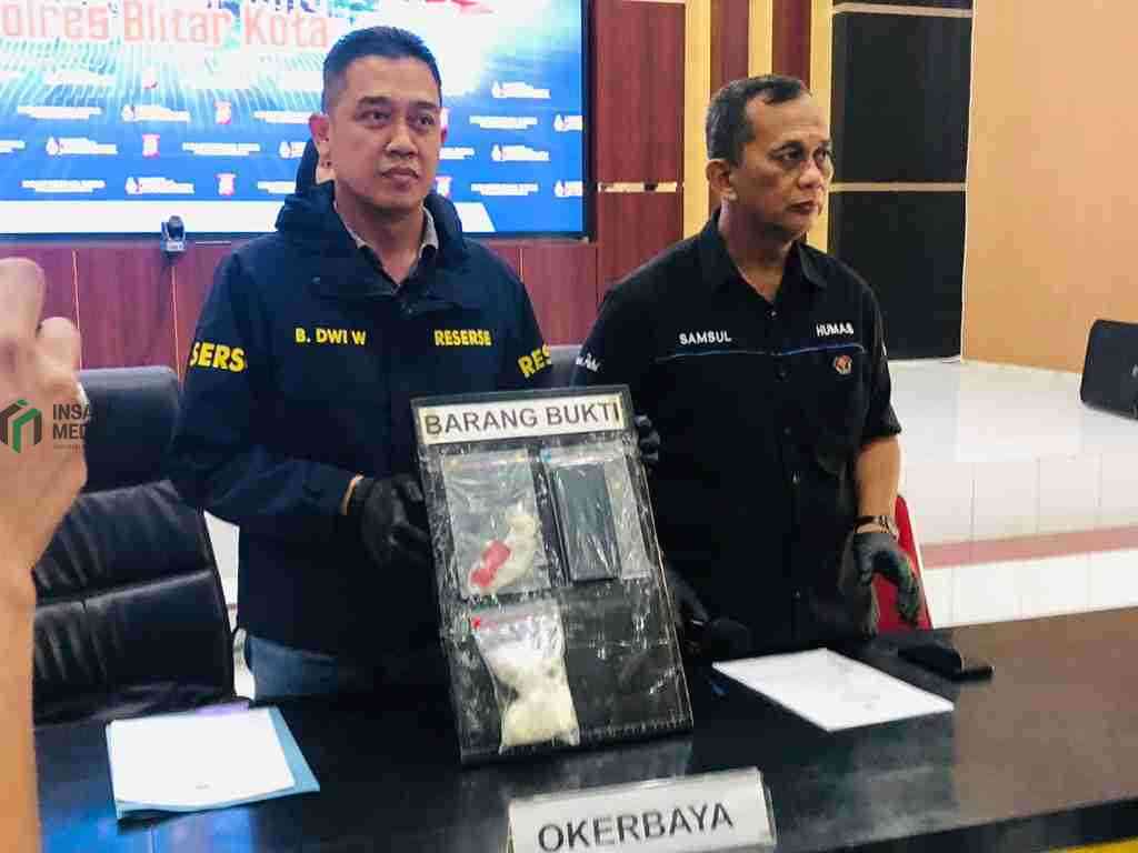 Kasat Narkoba Polres Blitar Kota Iptu Bambang Dwi Wahyono saat Menunjukkan Barang Bukti Pil Dobel L