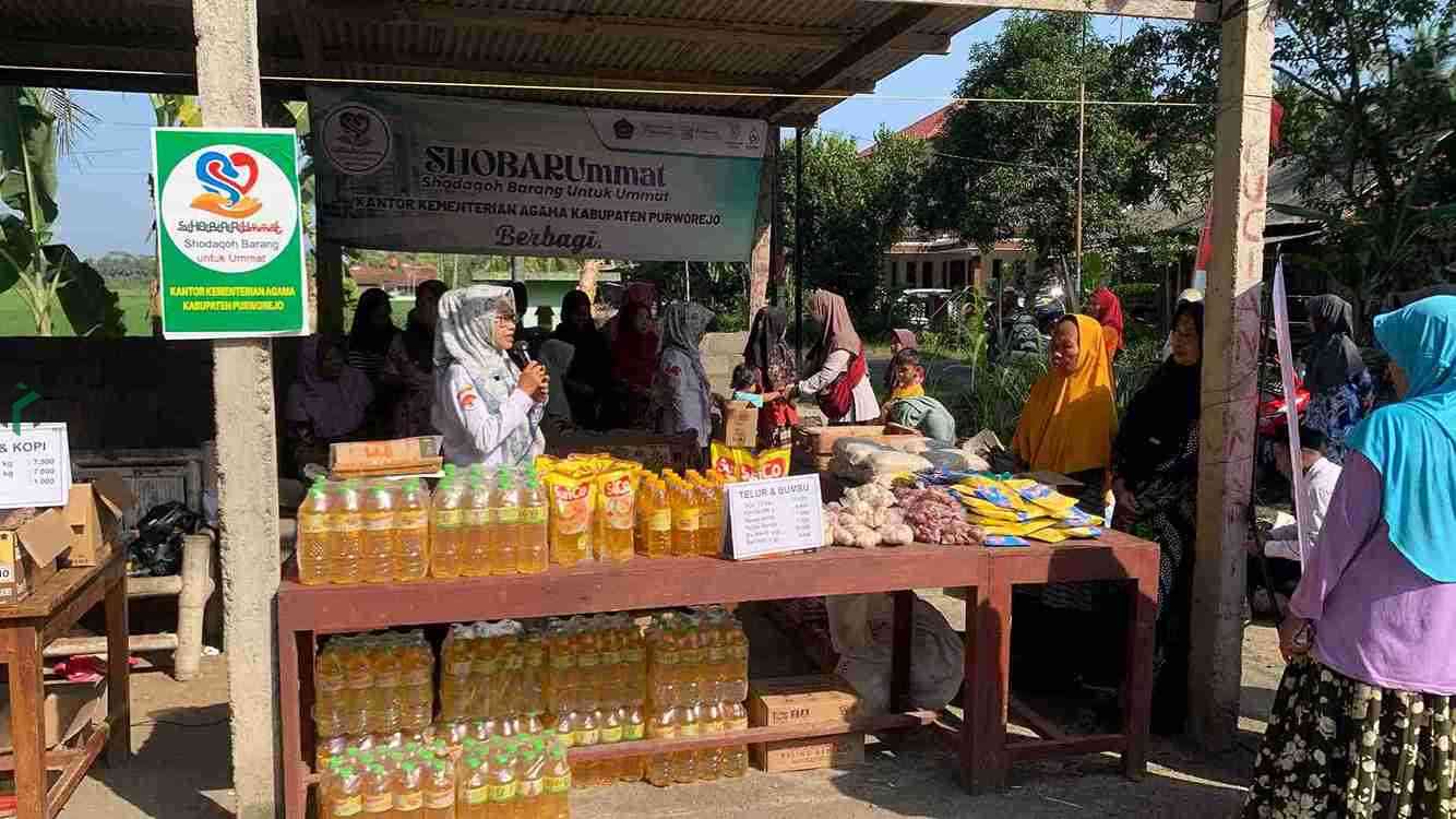 Qurban Peduli Umat ke-10 Meriahkan Kedungsri, Ribuan Warga Serbu Pasar Murah dan Santunan Kelompok Kerja Penyuluh Agama Islam Pokjaluh Kantor Kementerian Agama Kemenang Kabupaten Purworejo bersama SHOBARUmmat menggelar kegiatan Qurban Peduli Umat ke 10