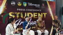 Kepala SMA Dharma Wanita 1 Pare Boarding School Ahmad Riziq Mubarok S.Pd . dan Head of Program GuruBinar Putera Sampoerna Foundation Juliana
