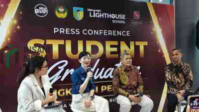 Kepala SMA Dharma Wanita 1 Pare Boarding School Ahmad Riziq Mubarok S.Pd . dan Head of Program GuruBinar Putera Sampoerna Foundation Juliana