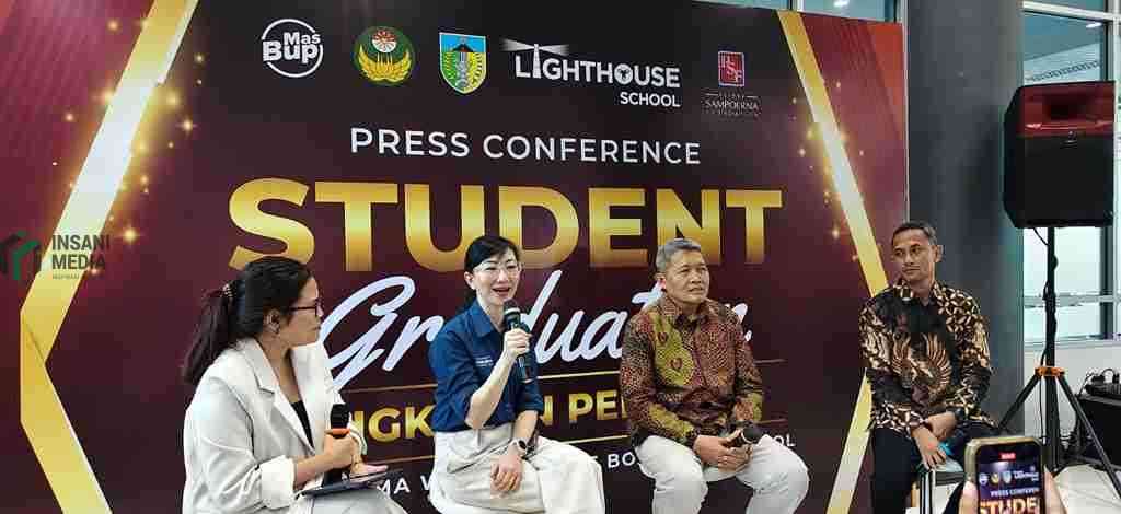 Kepala SMA Dharma Wanita 1 Pare Boarding School Ahmad Riziq Mubarok S.Pd . dan Head of Program GuruBinar Putera Sampoerna Foundation Juliana