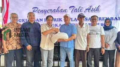 Manajemen PG Pesantren Baru Memberikan Bantuan Gula Kepada Warga