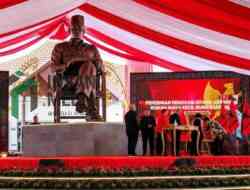 Makna Filosofis Patung Bung Karno Membaca Buku di Istana Gebang Kota Blitar, Ini Kata Maestro Patung Asal Jognya Dunadi