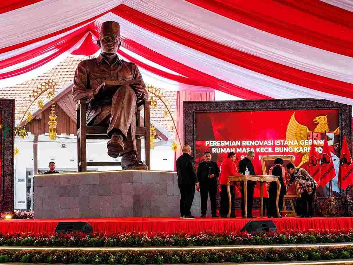 Megawati Soekarno Putri Putri dari Soekarno saat Meresmikan Patung Bung Karno di Istana Gebang Kota Blitar