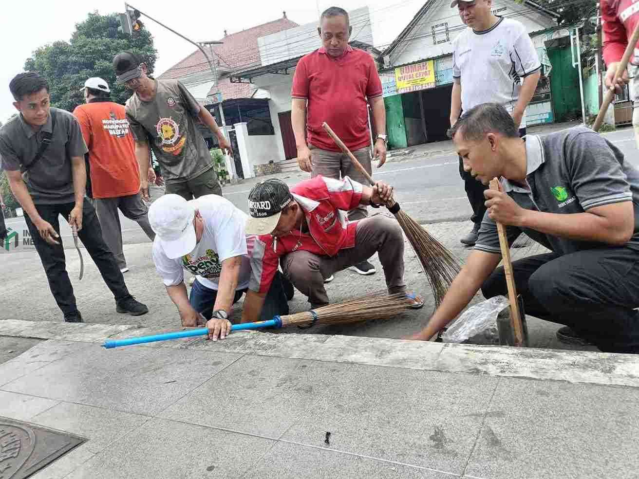Pedagang Alun Alun Kanigoro Kerja Bakti Ikut Gerakan Aman Sehat Resik dan Indah ASRI