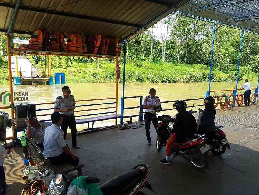 Belasan Perahu Penyeberangan di Sungai Brantas Belum Kantongi Izin Pegawai Dishub Kabupaten Blitar Melakukan Pantauan terhadap Perahu Penyeberangan di Sungai Brantas