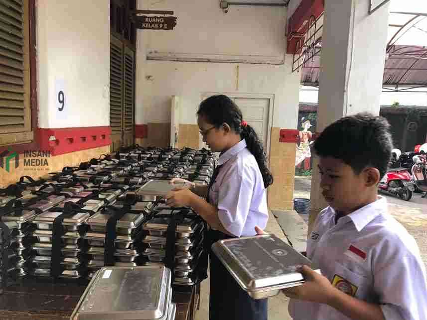 Pelajar SMP di Kota Blitar Menerima Makan Bergizi Gratis MBG dari SPPG
