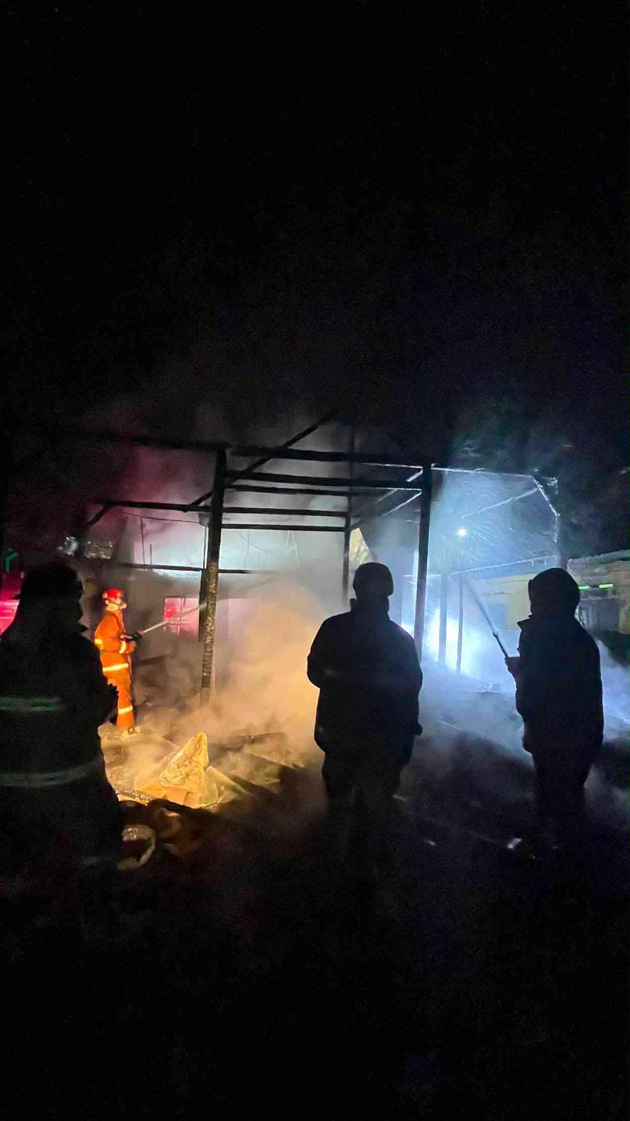 Pemadam Kebakaran Kabupaten Blitar Memadamkan Kebakaran Rumah di Selopuro