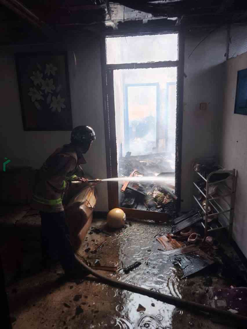Kebakaran Rumah di Wlingi, Blitar Kerugian Ditaksir Capai Rp100 Juta Pemadam Kebakaran Memadamkan Api yang Membakar Rumah Milik Mukori 70 warga Lingkungan Nangkan RT 03 RW 08 Kelurahan Wlingi Kecamatan Wlingi Kabupaten Blitar