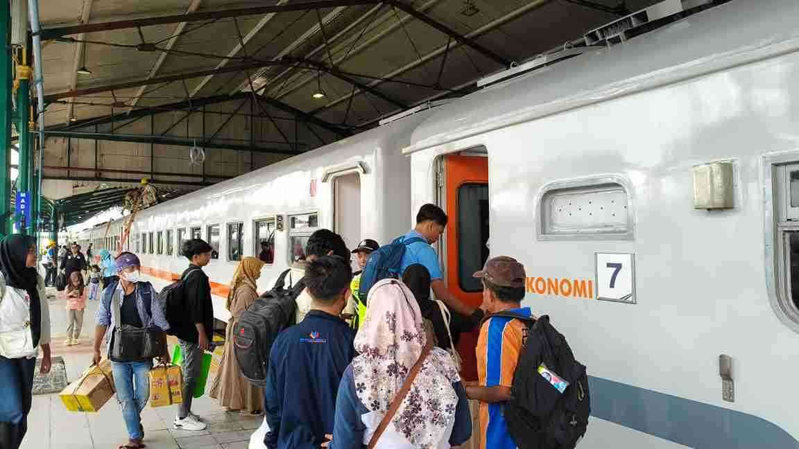 Penumpang Kereta Api Daop 7 Madiun