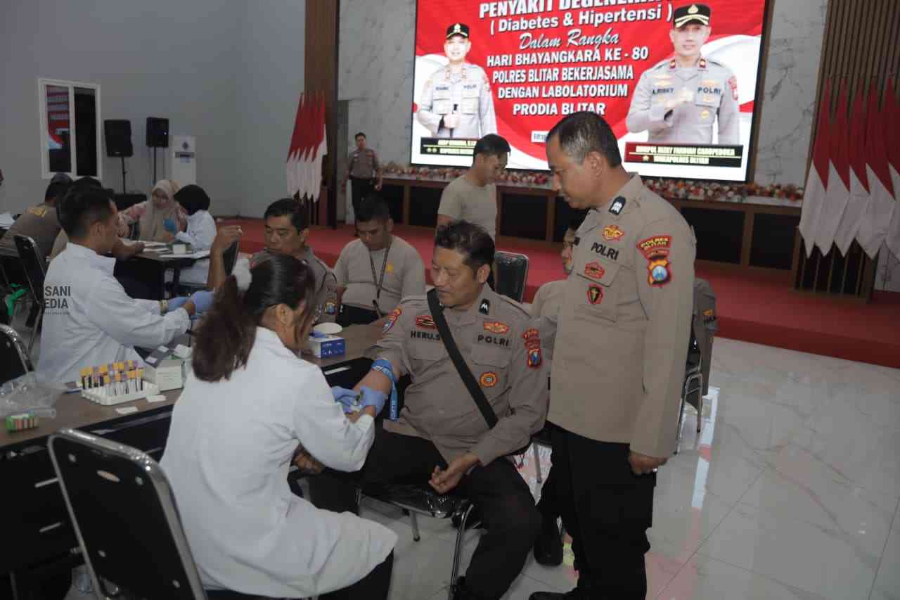 Peringati HUT Bhayangkara ke 80 Polres Blitar Gelar Pengobatan Gratis