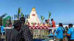 Tradisi Larung Sesaji Pantai Serang Perkuat Syukur dan Kebersamaan